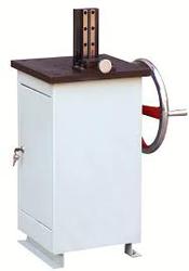 Ручной станок TE-MV2 для нанесения U- и V-образных концентраторов напряжений на образцы