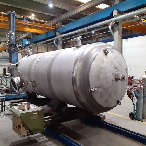 Vertical vessel storagemetalpressure