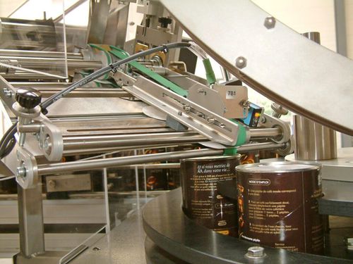 Automatic labelling machine for the food and beverage industry