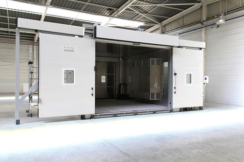 Environmental test chamber for automobilesdrive-in