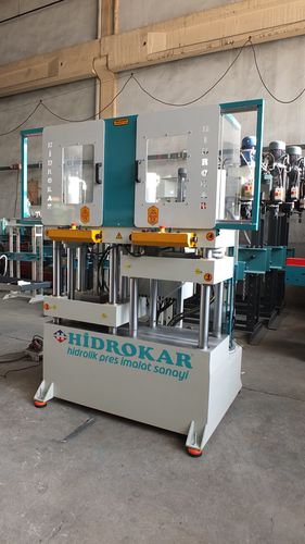 Hydraulic broaching machine pull type