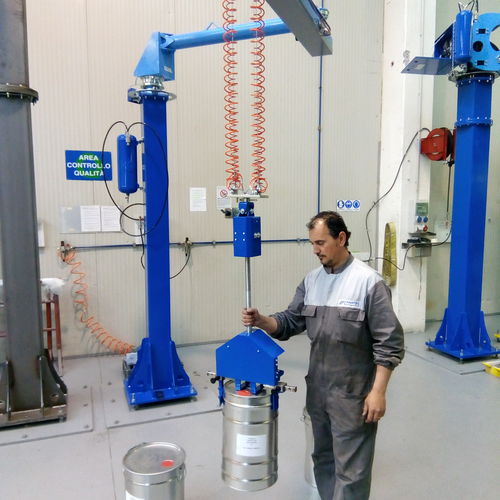 Pneumatic manipulator with clamping systemfor drumspillar