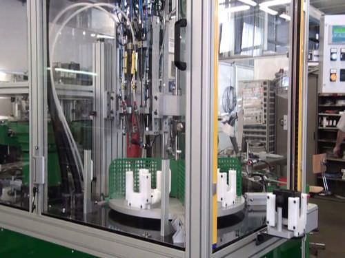 Automatic assembly machine for automotive applicationsrotating table