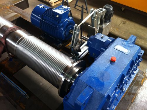 Electric winch for heavy loads