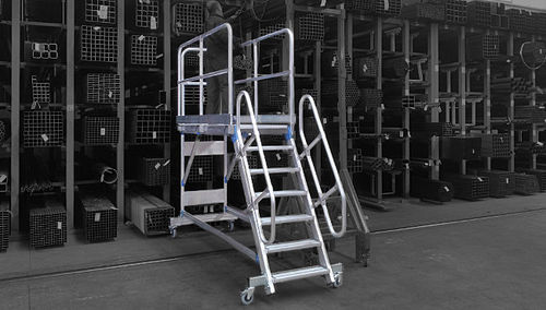 Mobile ladder platformfor warehouse