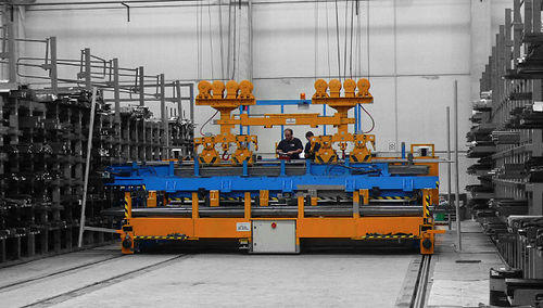 Rail guided vehicle with automatic positioning handlingfor loadingfor warehouse