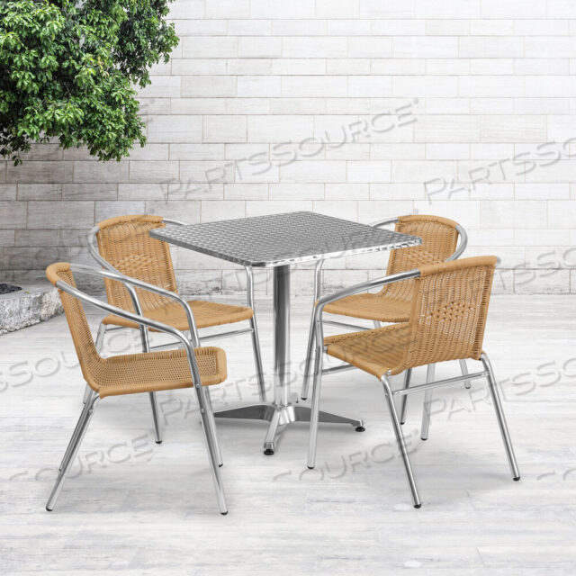 OEM#: TLH-ALUM-28SQ-020BGECHR4-GGLILA 27,5 КВАДРАТНЫЙ АЛЮМИНИЕВЫЙ СТОЛ ДЛЯ ПОМЕЩЕНИЙ И УЛИЦ С 4 БЕЖЕВЫМИ РОТАНГОВЫМИ СТУЛЬЯМИ от Flash Furniture